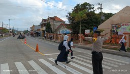 Sebrangkan Anak Sekolah Jadi Rutinitas Polsek Lumajang Saat Pagi