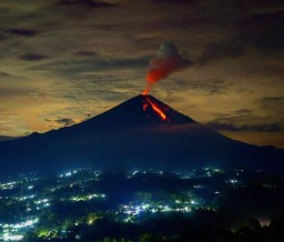 16 Kali Gunung Semeru Lumajang Semburkan Lava Pijar