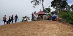 Libur Lebaran Ratusan Anak Millennial Berburu Foto Selfie di Gunung Wayang