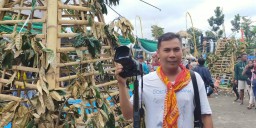 Para Fotografer Kecewa Tak Dapat Moment Berebut Serbu Durian Lumajang