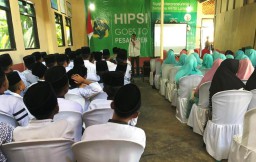 Goes To Pesantren, HIPSI Lumajang Latih Santri Nurul Faroh Produksi Tahu