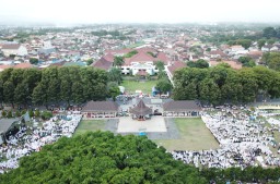 Dipimpin Bupati, Ribuan Santri Ikuti Apel Akbar HSN 2017 di Alun-alun Lumajang