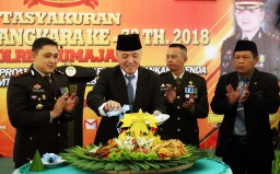 HUT Polri ke-72, Potong Tumpeng di Pendopo Kabupaten Lumajang