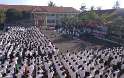 Bersarung, Ribuan Santri Miftahul Ulum Bakid Upacara HUT RI ke-73