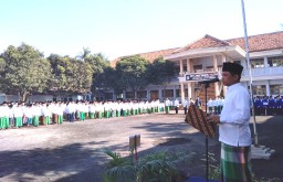 Upacara HUT RI ke-73 di Miftahul Ulum, Thoriqul Haq : Santri Harus Siap Jadi Pemimpin