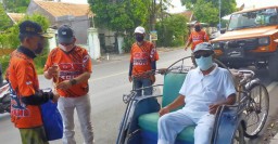 IOF Lumajang Bagikan Paket Sembako dan Masker Bagi Abang Becak