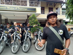 Khoiri Tour Guide  Sering Membawa Wisatawan Asing ke Lumajang