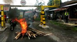 Warga Jarit Akhinya Kembali Blokir Jalan dari Truck Pasir