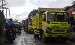 Truck Pasir Membuat Banyak Lubang dan Jalan Rusak