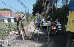 Dilewati Ratusan Truck Pasir, Jembatan di Desa Jarit Jebol