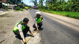 Jelang Mudik, 80 Titik Jalan Nasional di Lumajang Berlubang dan Bergelombang