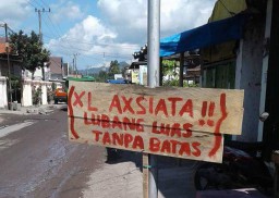 Unggah di Medsos, Warga Jarit Protes Jalan Rusak Dengan Tulisan Sindiran