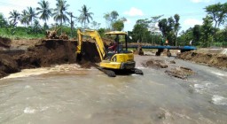 Air Meluap, BPBD Keruk Sedimentasi Jembatan Jatisari Lumajang