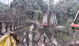 Pasca APG Semeru Jembatan Gladak Perak Lumajang Masih Ditutup