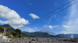 Jembatan Gantung Kaliregoyo Lumajang Miliki View Eksotik Gunung Semeru