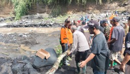 Polisi Bersama Warga Bangun Jembatan Darurat Penghubung Lumajang-Malang