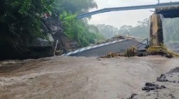 Lihat Jembatan Putus di Semumu, Sepeda Motor Malah Digondol Maling