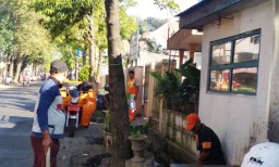 DLH Gerak Cepat Atasi Bau Busuk Selokan Jl. Veteran Lumajang