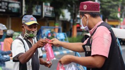 Jam'iyah Ruqyah NU Lumajang Bagikan Masker dan Air Ijazah