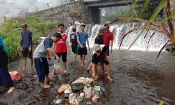 Warga Sumberwuluh Bersihkan Sungai dari Sampah Plastik Popok Bayi