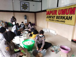 Kapolres Lumajang Bagikan Nasi Bungkus di Jumat Berkah