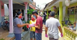 Kades Kutorenon Lumajang Bagikan Ribuan Masker Door To Door