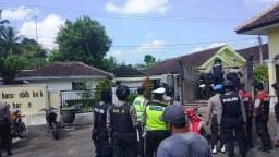 Tim Cobra Geledah Semua Sepeda Motor di Desa Kalidilem Lumajang