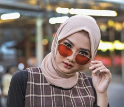 Vera Karina Tampil Berbeda Saat Jadi Model Hijab