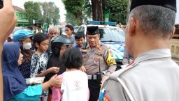 Satlantas Polres Lumajang Sosialisasi Keselamatan Serta Bagi Takjil