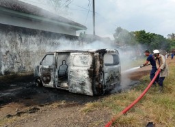 Minibus Hangus Terbakar Usai Kulakan BBM di Desa Kedungjajang Lumajang