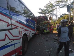 Adu Moncong Bus dan Truk di Probolinggo, Dua Sopir Tewas Terjepit