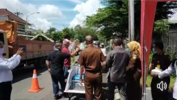 Kejaksaan Lumajang Bagikan Nasi Kotak dan Hand Sanitizer