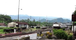 Berbahaya, Banyak Anak Kecil Iseng Lempar Kereta di Jalur Jatiroto-Klakah