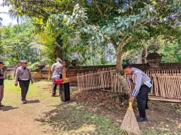 HUT Lalu Lintas Bhayangkara Satlantas Polres Lumajang Bersihkan Tempat Ibadah