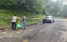 Tanah Ambles 20 Meter di Jalur Piket Nol Lumajang Bahayakan Pengendara