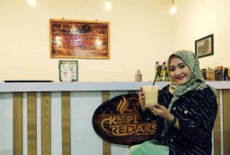 Hem.! Nikmatnya Banana Coffee Latte di Kopi Redaksi Lumajang