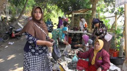 Fenomena Alam Ikan Mabuk di Ranu Klakah Diburu Para Pembeli