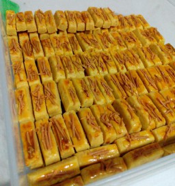 Sambut Lebaran, Emak-emak Berburu Berkah dari Kue Kering