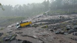 Truck Pasir di Pasrujambe Lumajang Nyaris Terseret Lahar Dingin Semeru