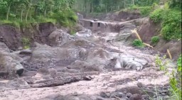 Lahar Dingin Sungai Kamarkajang Lumajang Seret Satu Warung