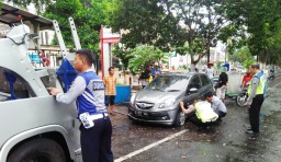 Tak Beri Isyarat Lampu, Truck Tangki Seruduk Brio dan Abang Becak Depan RSUD Haryoto