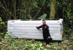 Mini Bus Rombongan Pelajar SMPIT Tukum Masuk Jurang di Ireng-ireng TNBTS