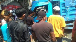 Dump Truck vs Jeep Katana dan Suzuki Smash, 2 Orang Luka-luka