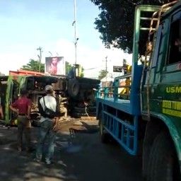 Laka Lantas Tunggal, Truk Hino Guling di Perempatan Wonorejo Lumajang