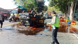 Mobil Pick Up Muatan Kecap Terguling di Jalan Raya Bondoyudo Lumajang