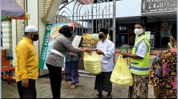 Jumat Berkah, Satlantas Polres Lumajang Bagikan Nasi dan Masker