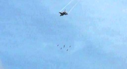 F-16 dan Sukhoi TNI-AU Gelar Latihan di Pantai Pandanwangi