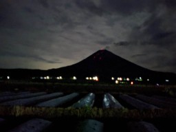 Lelehan Lava Semeru Terlihat Indah Malam Hari dari Pronojiwo Lumajang