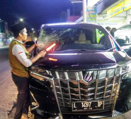 Mobil Alphard Korban Pelemparan Batu di Jalan Klakah Bodong