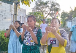 Keseruan Ibu-Ibu Tukum Kidul Lumajang Lomba Memasukkan Benang ke Jarum